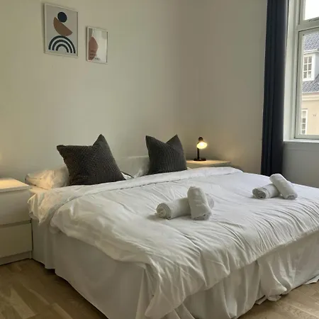 And Spacious For 4 Lejlighed *